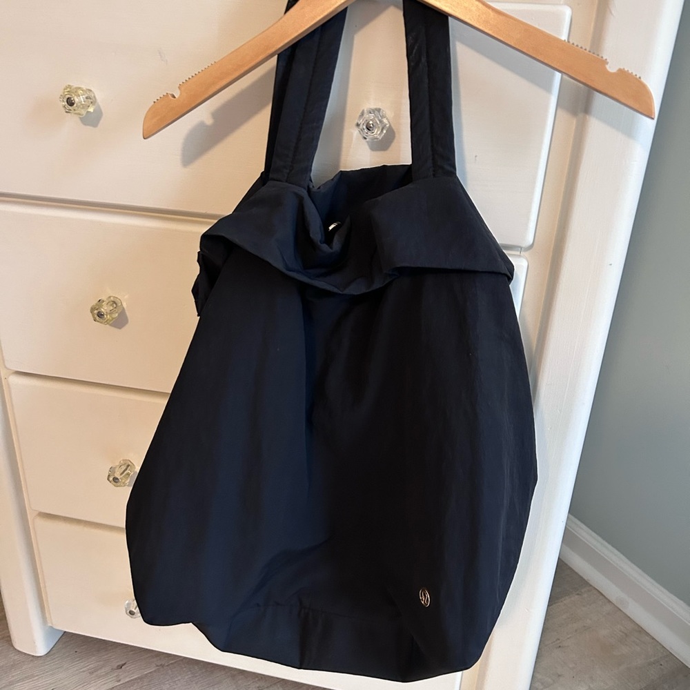 EUC lululemon On My Level Tote Bag 2.0 in BLK